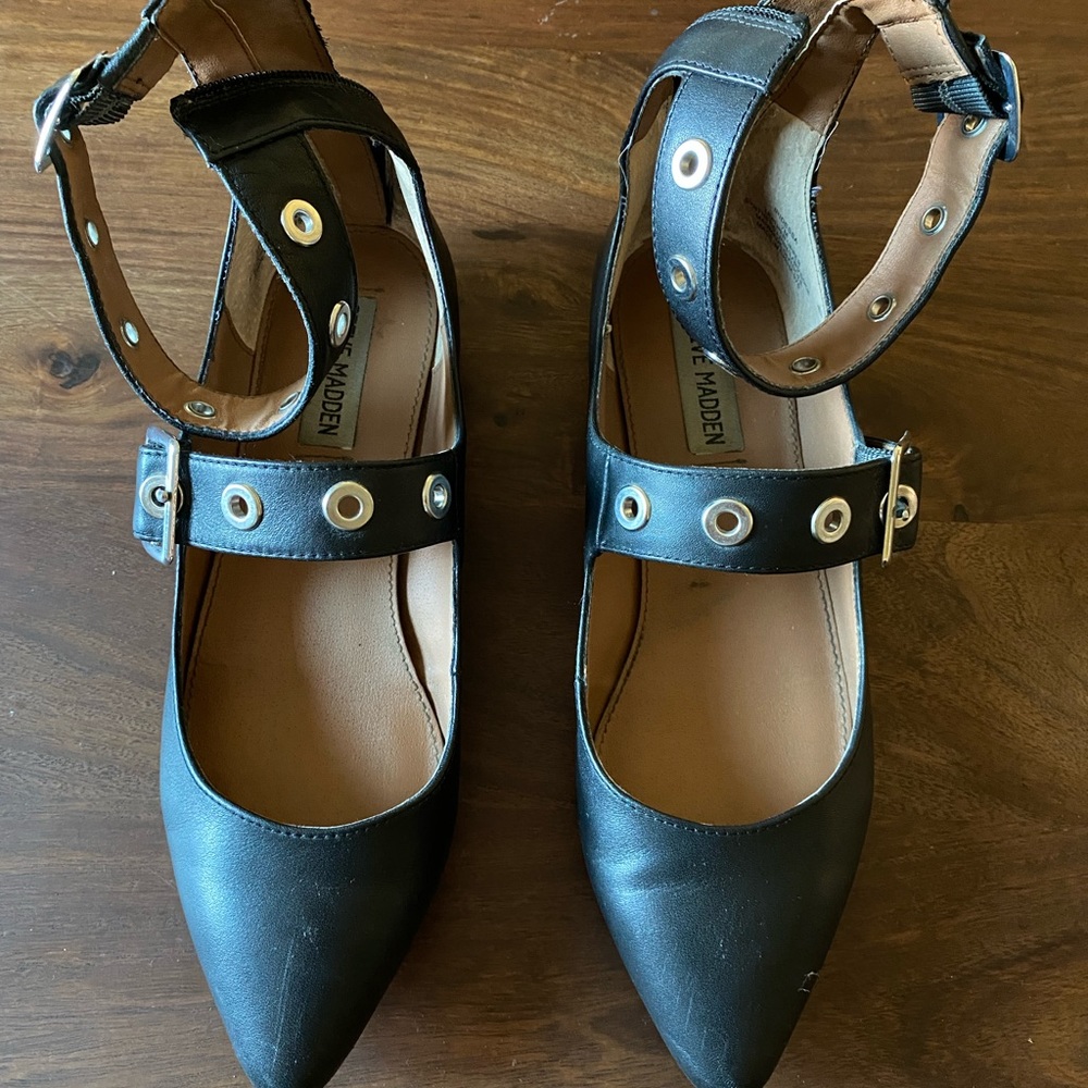 Edgy Steve Madden Ballet Flat with ankle straps Size 7